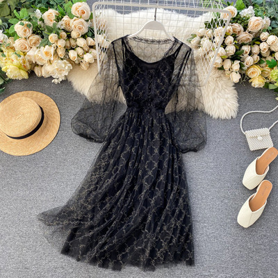 Új modell szabású, közepes hosszúságú, átlátszó ujjú női ruha