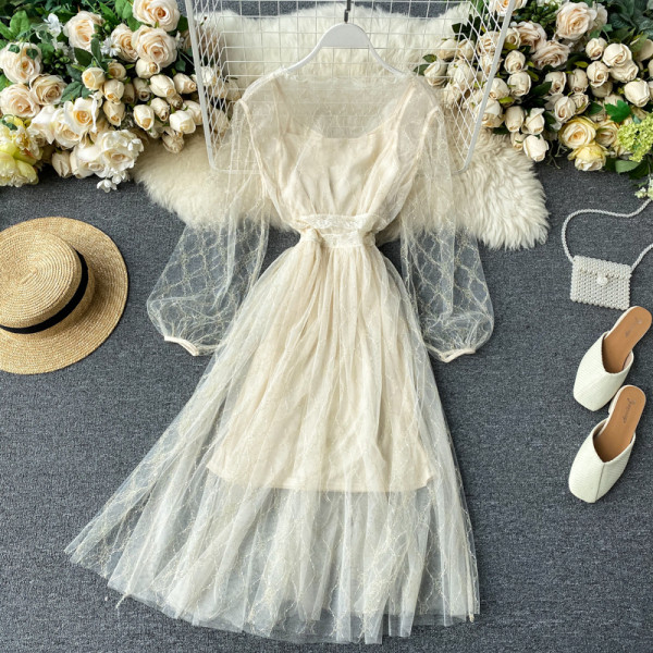 Új modell szabású, közepes hosszúságú, átlátszó ujjú női ruha