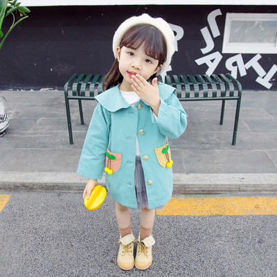 Moodne taskute ja 3D elementidega lastemantel