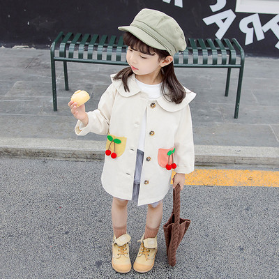 Moodne taskute ja 3D elementidega lastemantel