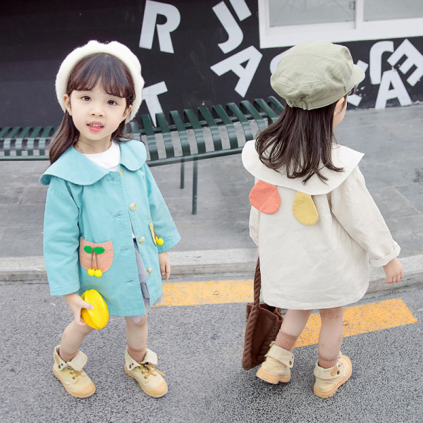 Moodne taskute ja 3D elementidega lastemantel