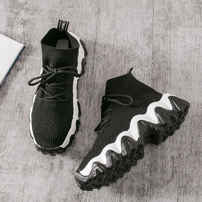 Alkalmi női tornacipő fűzővel és lapos talppal