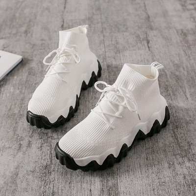 Alkalmi női tornacipő fűzővel és lapos talppal