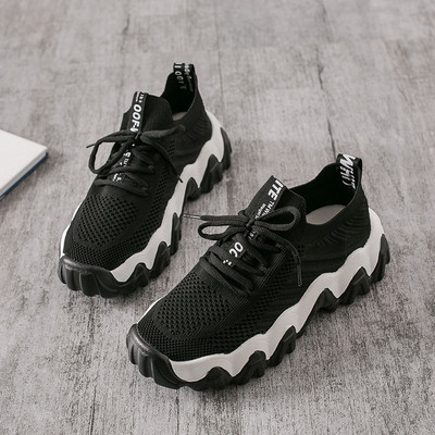 Alkalmi női tornacipő fűzővel és lapos talppal