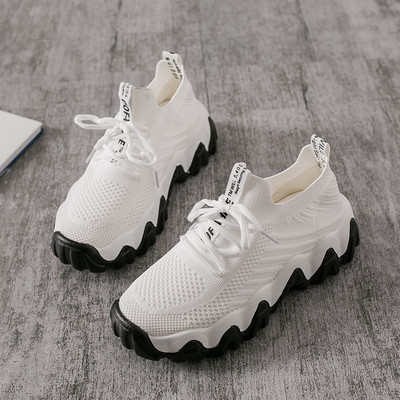 Alkalmi női tornacipő fűzővel és lapos talppal