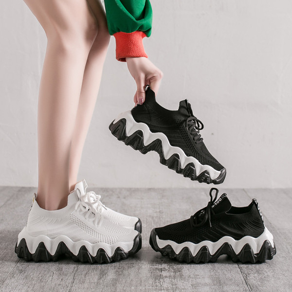 Alkalmi női tornacipő fűzővel és lapos talppal