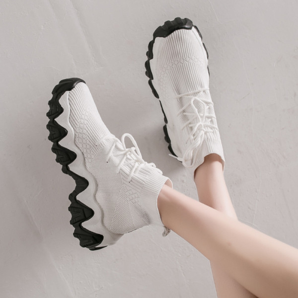 Alkalmi női tornacipő fűzővel és lapos talppal