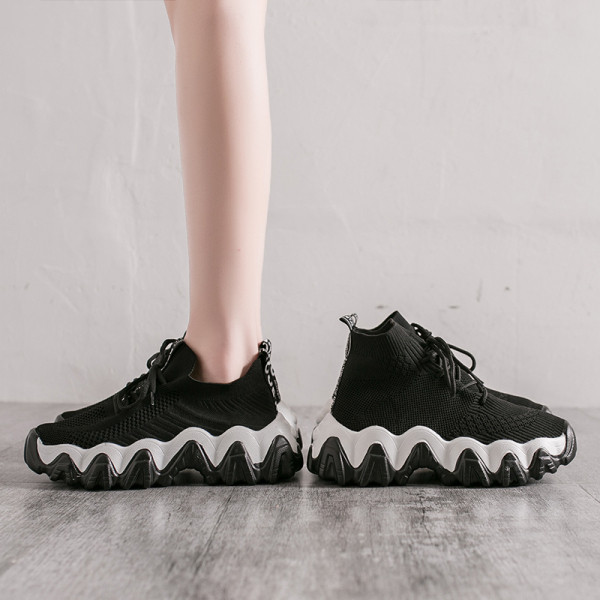 Alkalmi női tornacipő fűzővel és lapos talppal