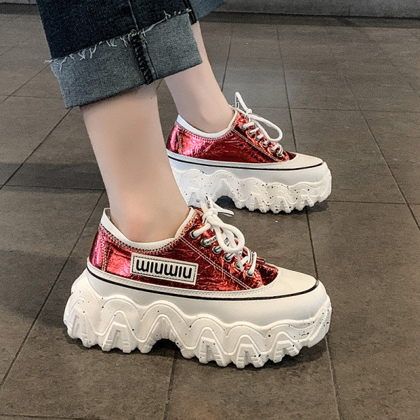 Novi model modernih ženskih tenisica sa grubim đonom i natpisom