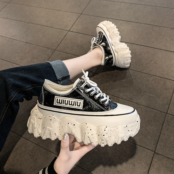 Novi model modernih ženskih tenisica sa grubim đonom i natpisom