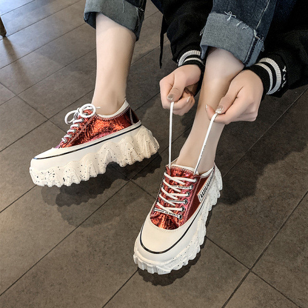 Novi model modernih ženskih tenisica sa grubim đonom i natpisom