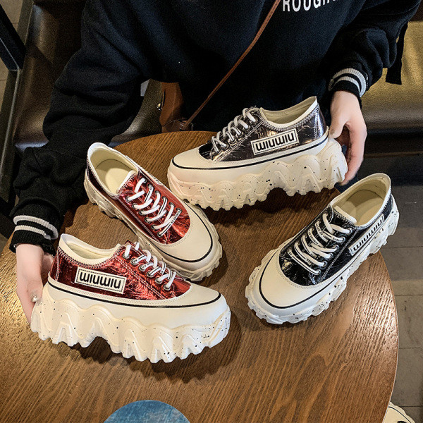 Novi model modernih ženskih tenisica sa grubim đonom i natpisom