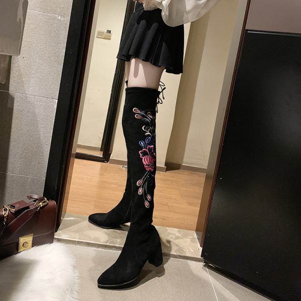 Aktuális női csizma eco velúrból, vastag sarkú, színes hímzéssel