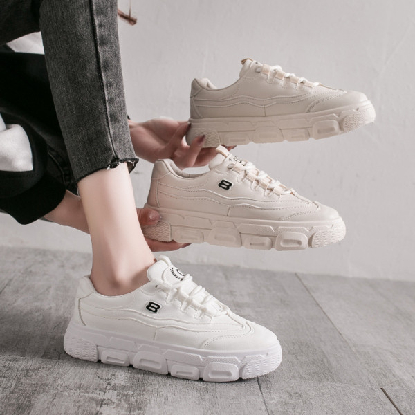 Naiste vabaaja tossud paelte ja lameda tallaga