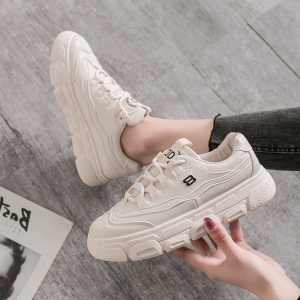 Naiste vabaaja tossud paelte ja lameda tallaga