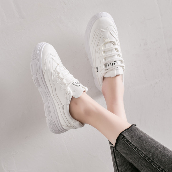 Naiste vabaaja tossud paelte ja lameda tallaga