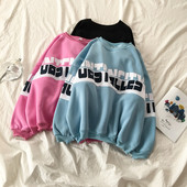 Női blúz széles modell kerek nyakkivágással és feliratokkal