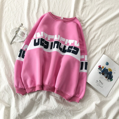 Női blúz széles modell kerek nyakkivágással és feliratokkal