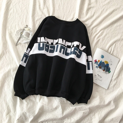 Női blúz széles modell kerek nyakkivágással és feliratokkal