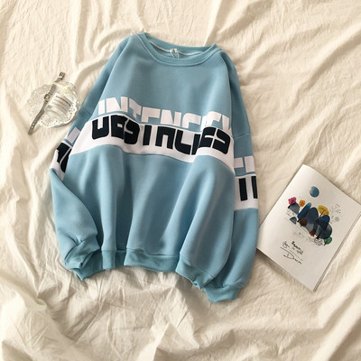 Női blúz széles modell kerek nyakkivágással és feliratokkal