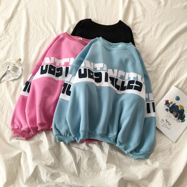 Női blúz széles modell kerek nyakkivágással és feliratokkal