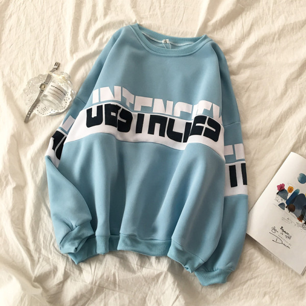 Női blúz széles modell kerek nyakkivágással és feliratokkal