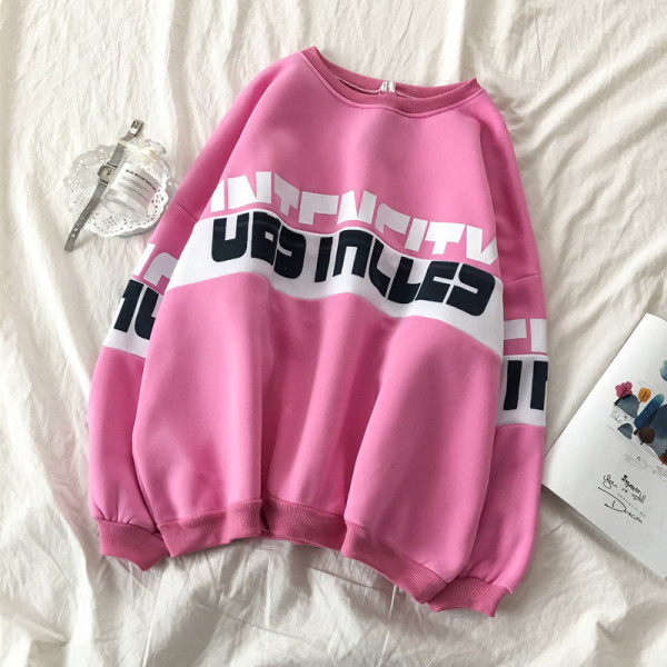 Női blúz széles modell kerek nyakkivágással és feliratokkal