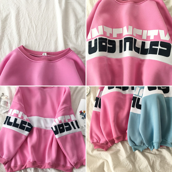 Női blúz széles modell kerek nyakkivágással és feliratokkal