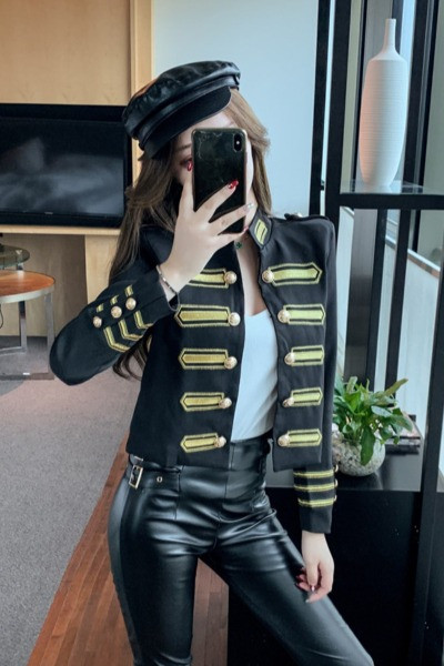 Modern női kabát hímzéssel és gombokkal