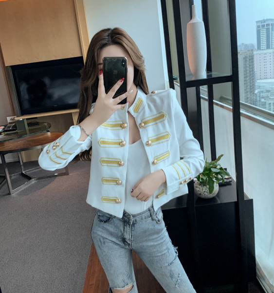 Modern női kabát hímzéssel és gombokkal