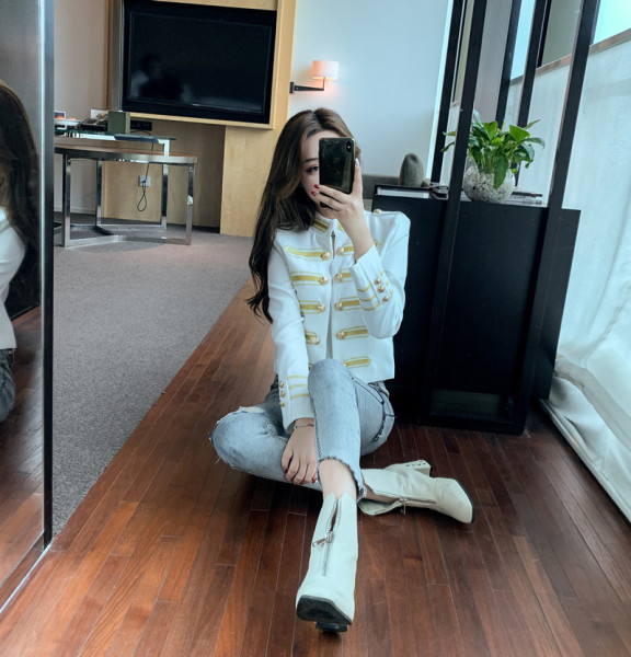 Modern női kabát hímzéssel és gombokkal