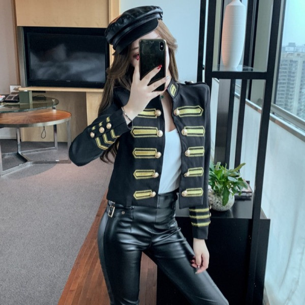 Modern női kabát hímzéssel és gombokkal