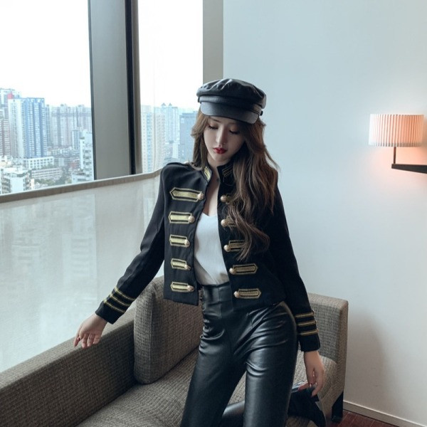 Modern női kabát hímzéssel és gombokkal