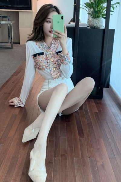 Kevadine tikandiga ja spitsikaelusega naistesärk