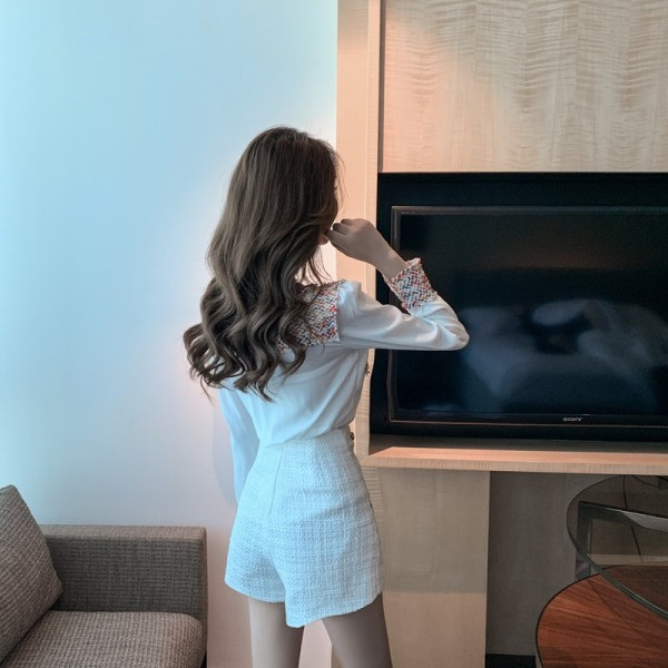 Kevadine tikandiga ja spitsikaelusega naistesärk