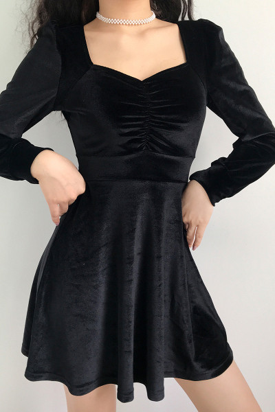 Rövid női bársony ruha modell hosszú ujjal