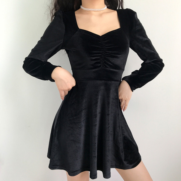 Rövid női bársony ruha modell hosszú ujjal