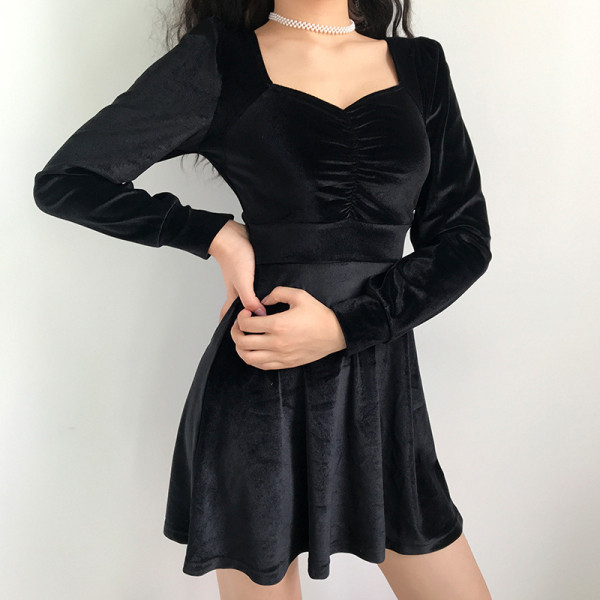 Rövid női bársony ruha modell hosszú ujjal