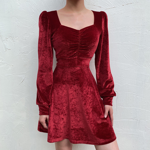 Rövid női bársony ruha modell hosszú ujjal