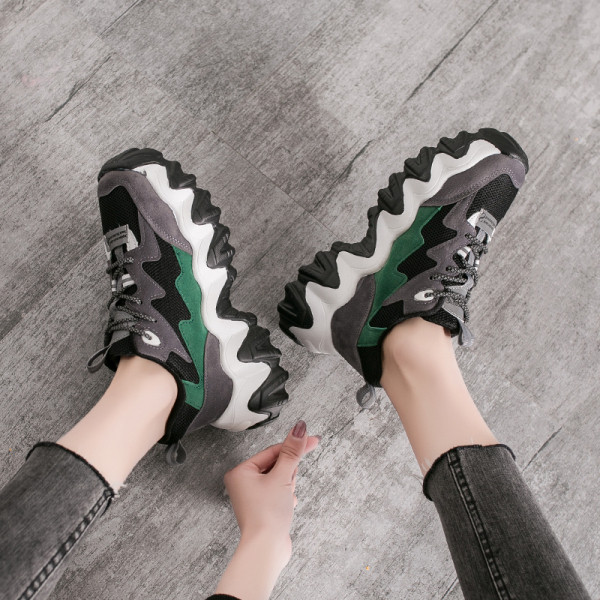 Kareda talla ja paeltega moodsad naiste tossud