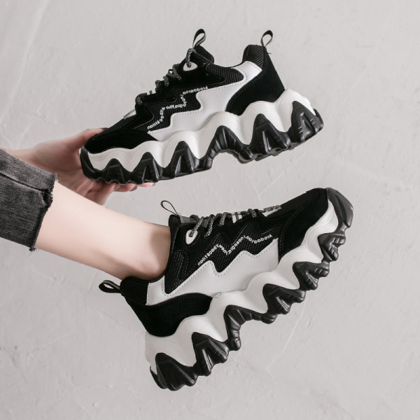 Kareda talla ja paeltega moodsad naiste tossud