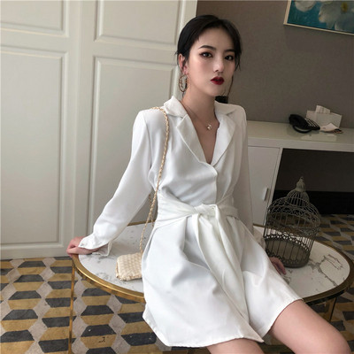 Stiilne naiste särk, lipsudega vöökohal