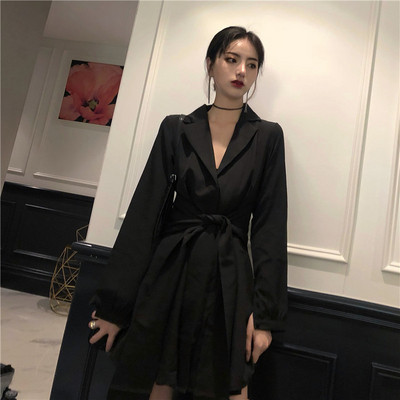 Stiilne naiste särk, lipsudega vöökohal