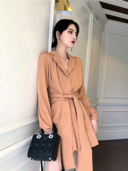 Stiilne naiste särk, lipsudega vöökohal