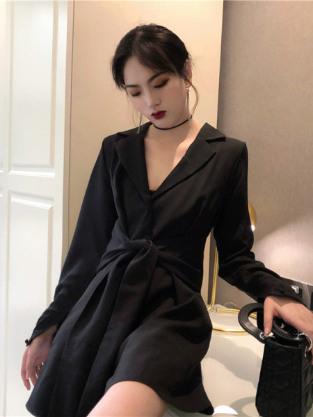 Stiilne naiste särk, lipsudega vöökohal