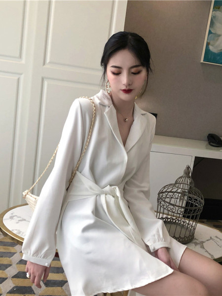 Stiilne naiste särk, lipsudega vöökohal