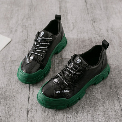 Naiste vabaaja tossud musta värvi ökonahast lameda tallaga