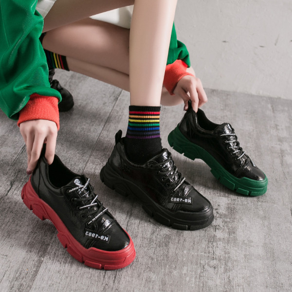 Naiste vabaaja tossud musta värvi ökonahast lameda tallaga