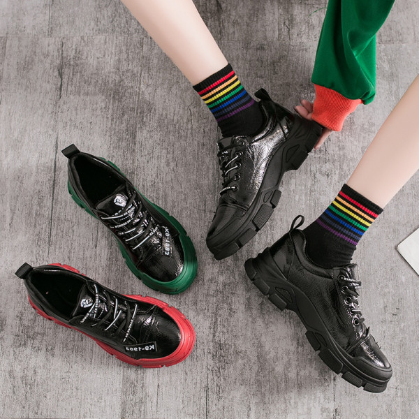 Naiste vabaaja tossud musta värvi ökonahast lameda tallaga