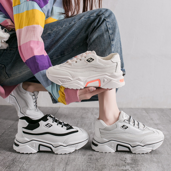 Kareda talla ja paeltega valged vabaaja naiste tossud